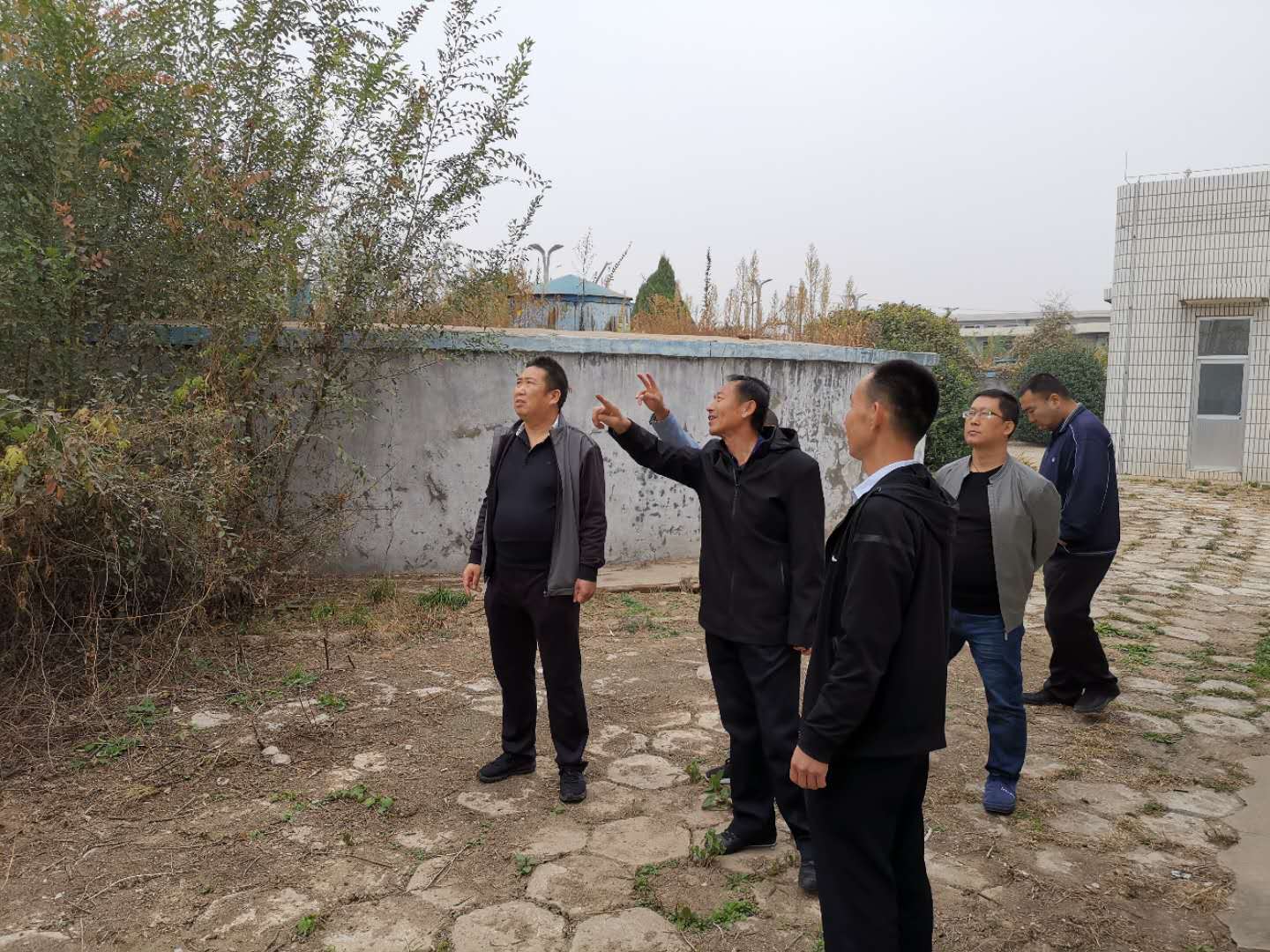 公司總經(jīng)理王建人在供水、污水生產(chǎn)一線(xiàn)開(kāi)展風(fēng)險(xiǎn)隱患排查 (1).jpg